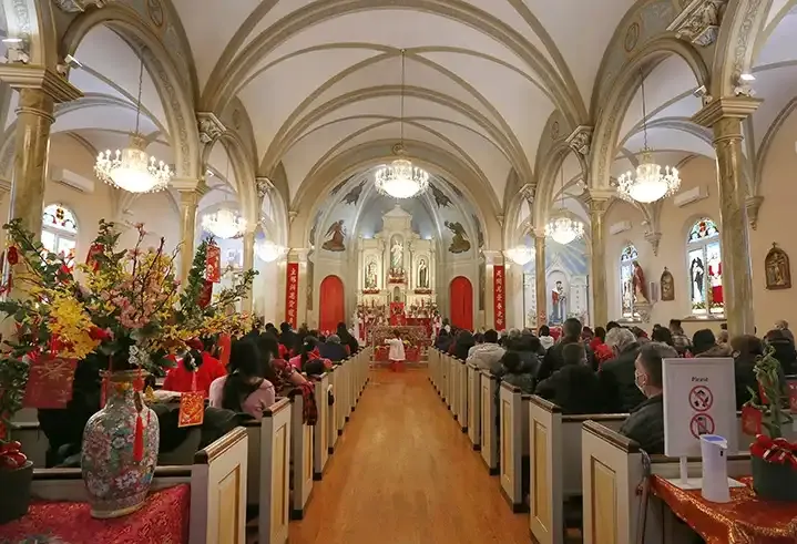 17. Dekorasi Imlek di Gereja.webp