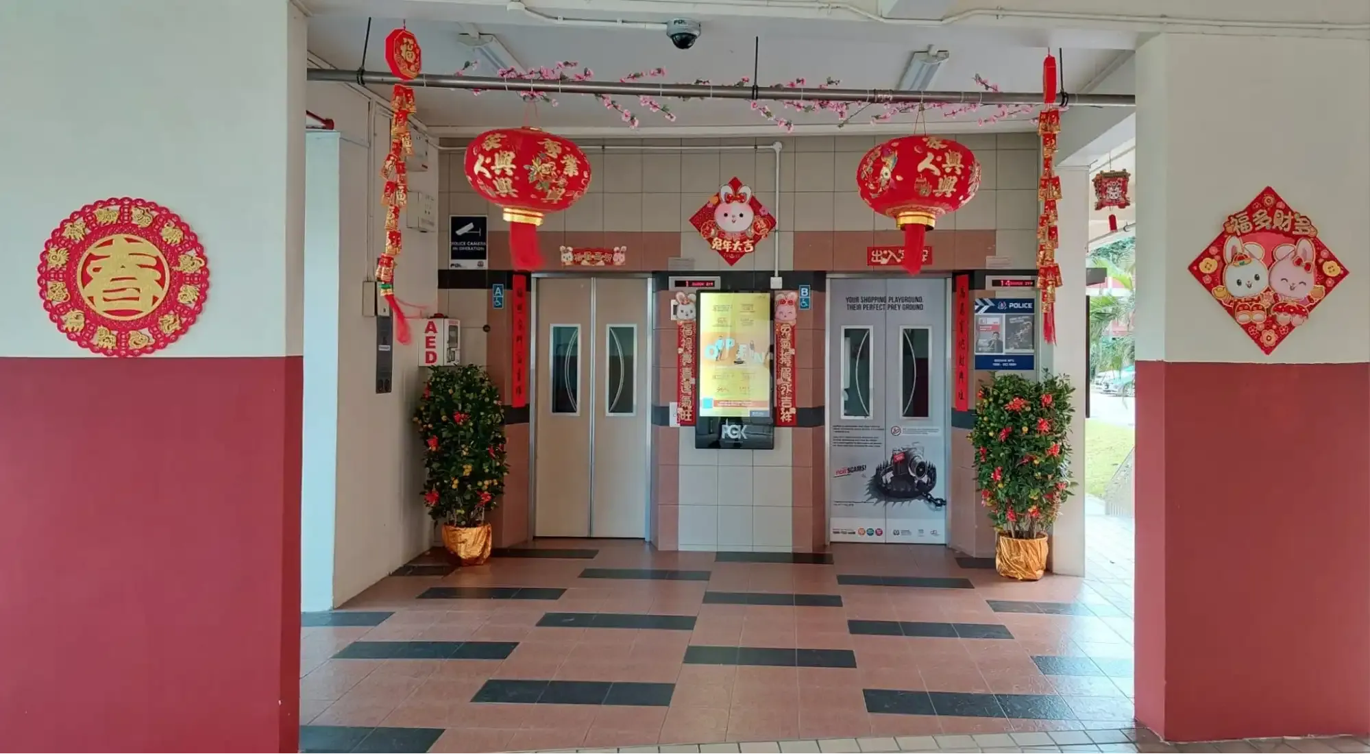 18. Dekorasi Imlek di Lobi Lift.webp