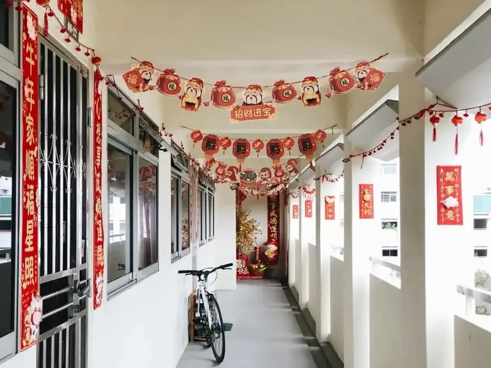 20. Dekorasi Imlek di Koridor.webp