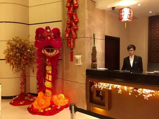 8. Dekorasi Imlek Meja Resepsionis.webp