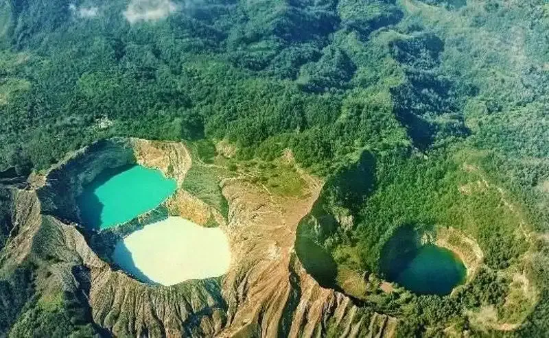 Danau Kelimutu (Danau Tiga Warna).webp