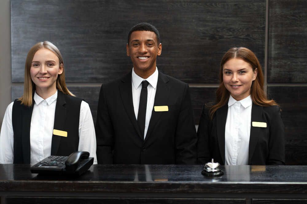 Gaji Kerja di Hotel untuk 10 Posisi (Resepsionis, Housekeeping, Chef)