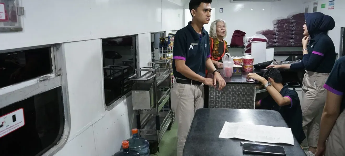 Gerbong Kereta Makan KA Probowangi.webp