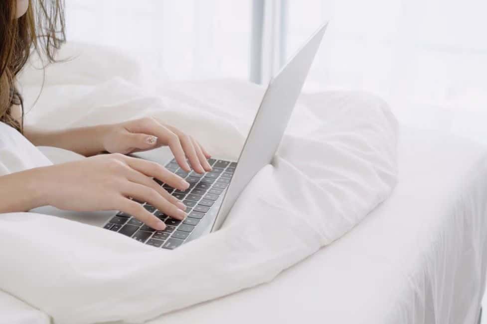 Jangan Gunakan Laptop di Atas Bantal.jpg