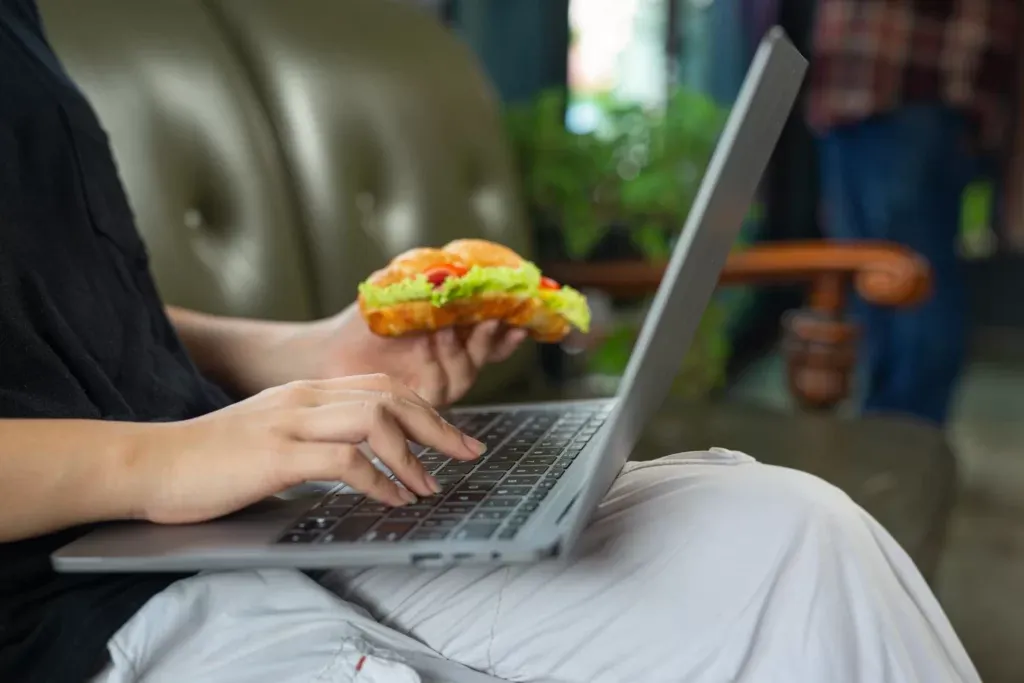 Jangan Makan Minum Dekat Laptop - Sodagar Komputer.webp