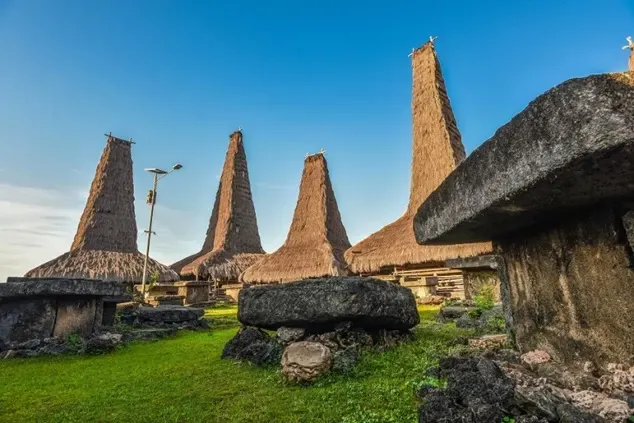 Kampung Adat Ratenggaro.webp