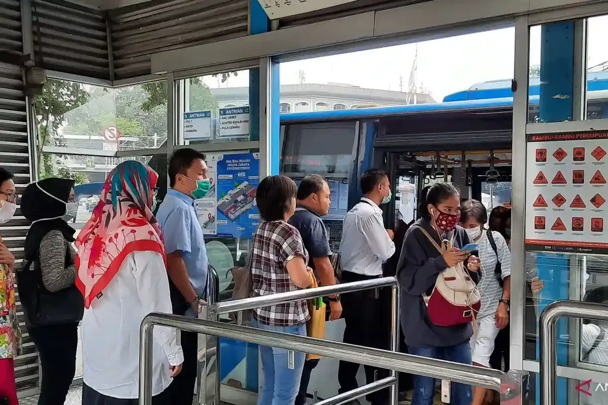 Masuk Halte Transjakarta - Antara