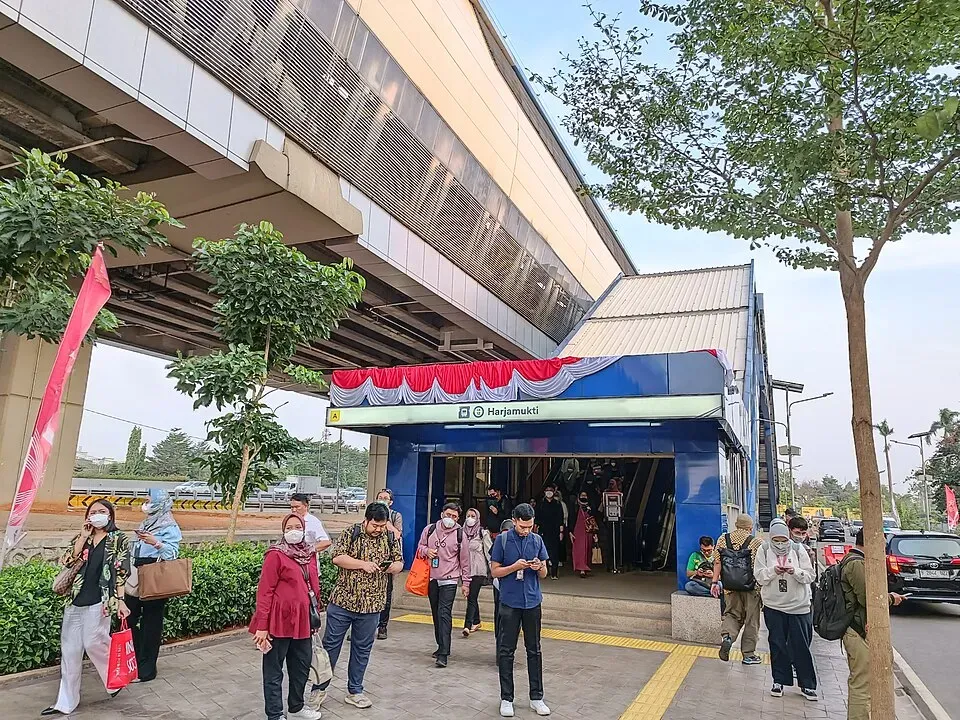 Stasiun LRT Harjamukti.webp