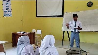 baca puisi hari guru