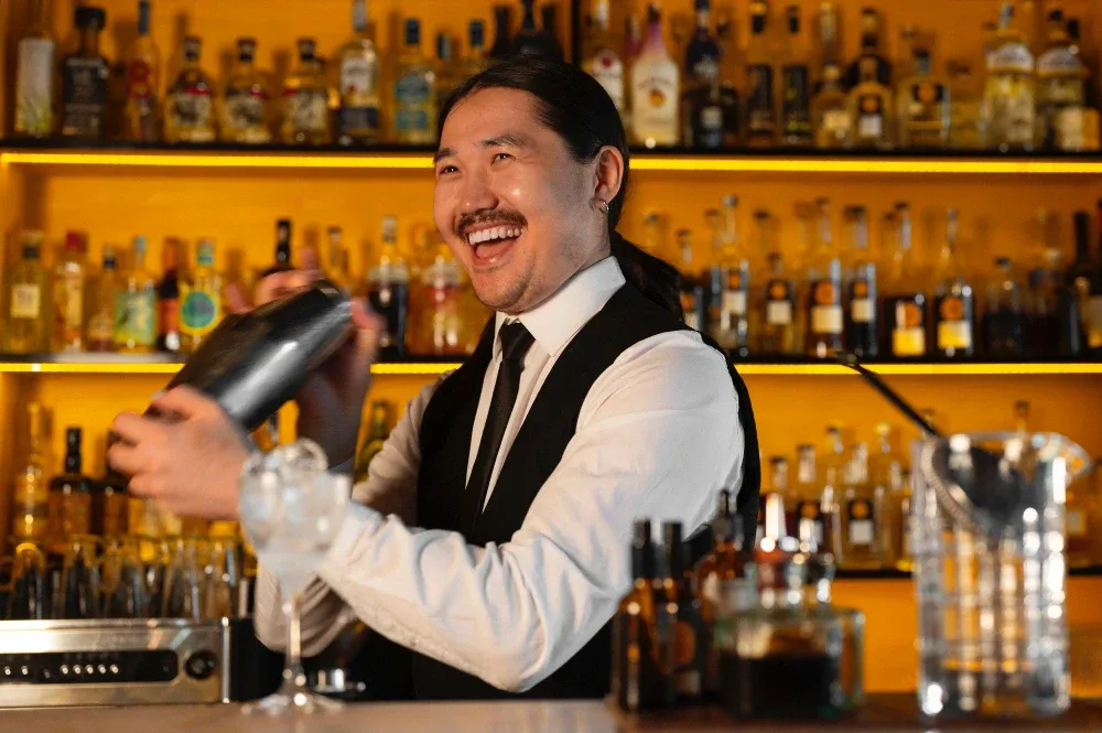 bartender mengocok minuman.webp
