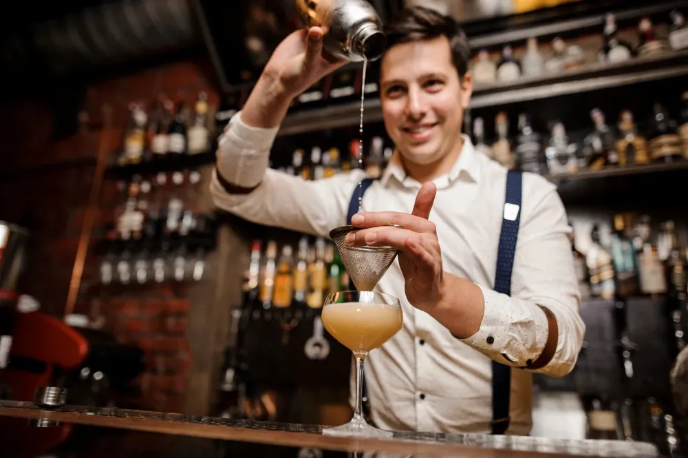 bartender menuangkan minuman.webp