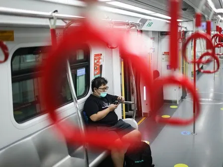 besi pegangan lrt jakarta.webp