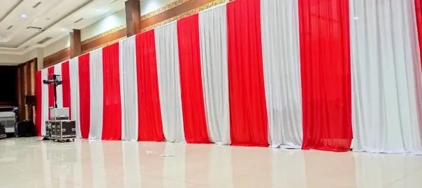 dekorasi merah putih di lorong kantor 17 agustus.webp