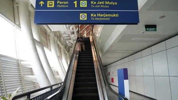 eskalator menuju peron lrt jakarta.webp