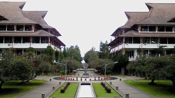 Gaji Lulusan ITB 2026: Jurusan dengan Prospek Karier & Penghasilan Tertinggi