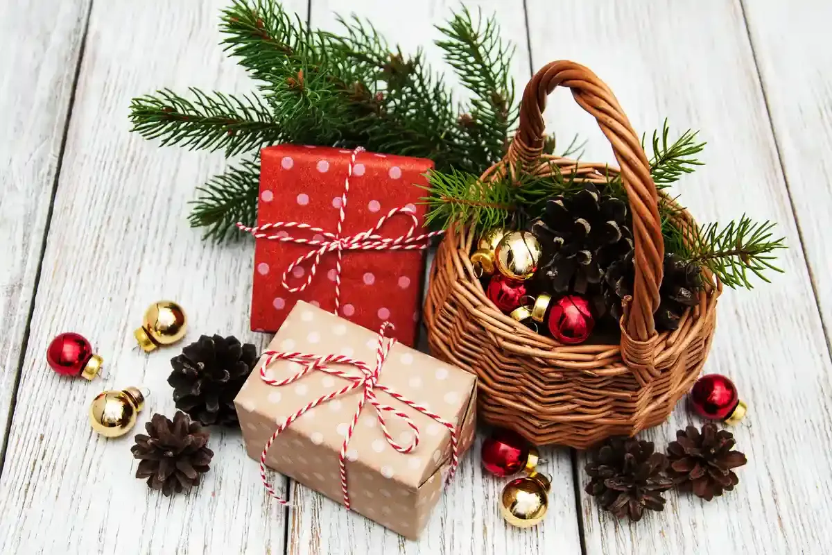 30+ Ide Hampers Natal 2025 untuk Teman Kerja, Orang Tua, Kantor, & Bos