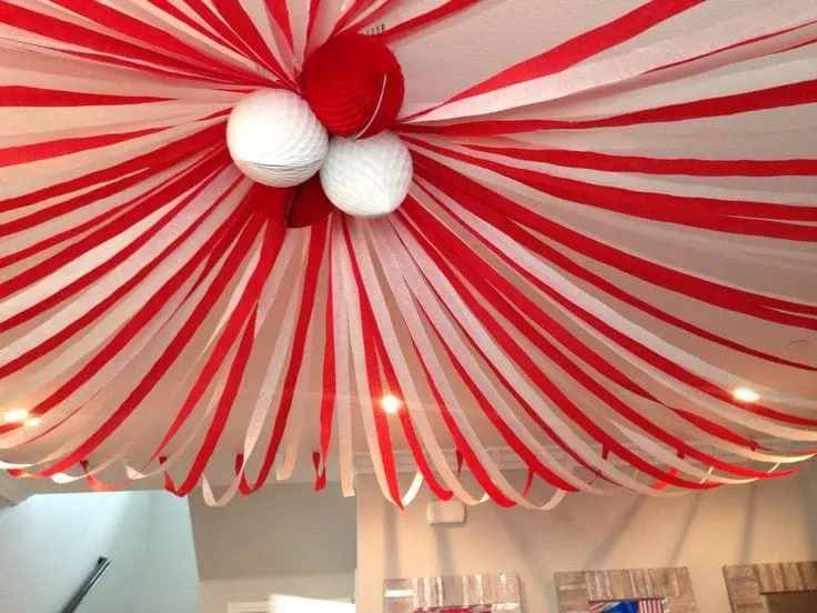 hiasan balon merah putih di langit kantor untuk 17 agustus.webp