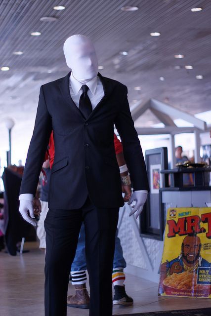 ide kostum halloween slender man