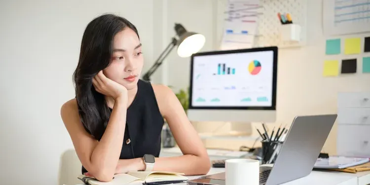 Apa Itu Job Hugging? Ciri, Penyebab, & Cara Menghindarinya