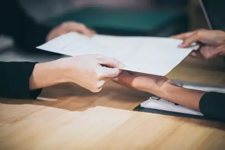 Risiko Menyerahkan Ijazah Asli Kepada Perusahaan