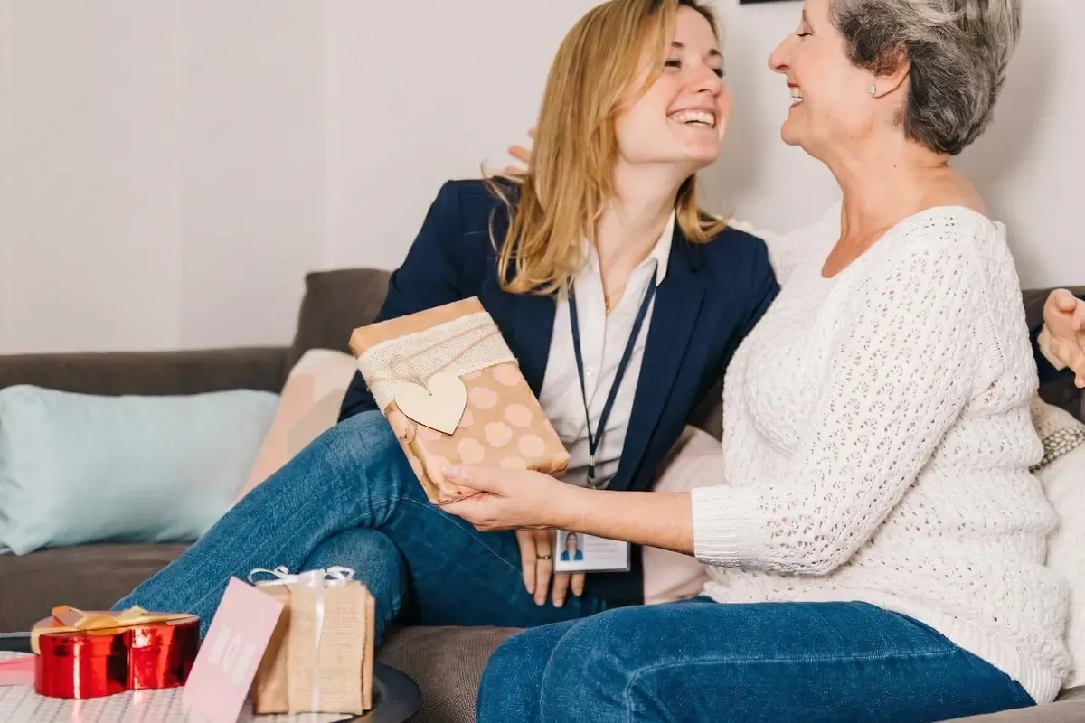 40+ Kado Hari Ibu yang Bermanfaat, Berkesan, & Sesuai Usia 40, 50, 60 Tahun