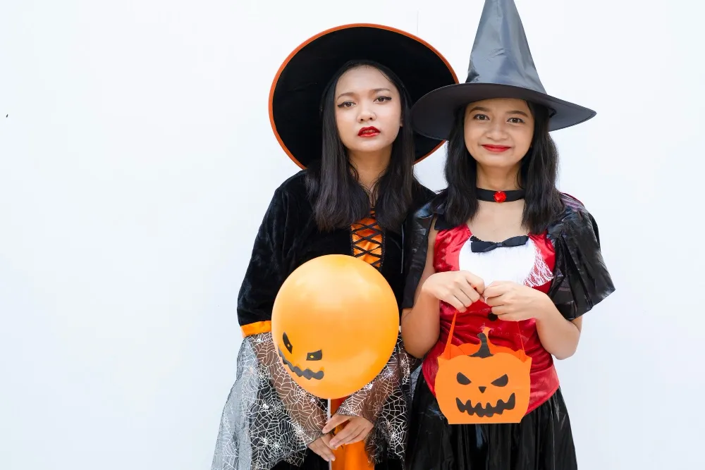 26 Ide Kostum Halloween Wanita & Pria yang Unik untuk Acara Kantor