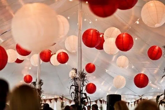 lampion merah putih di langit langit kantor untuk 17 agustus.webp