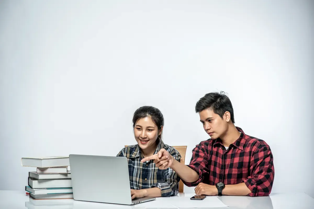 men teach women how to work with his laptops