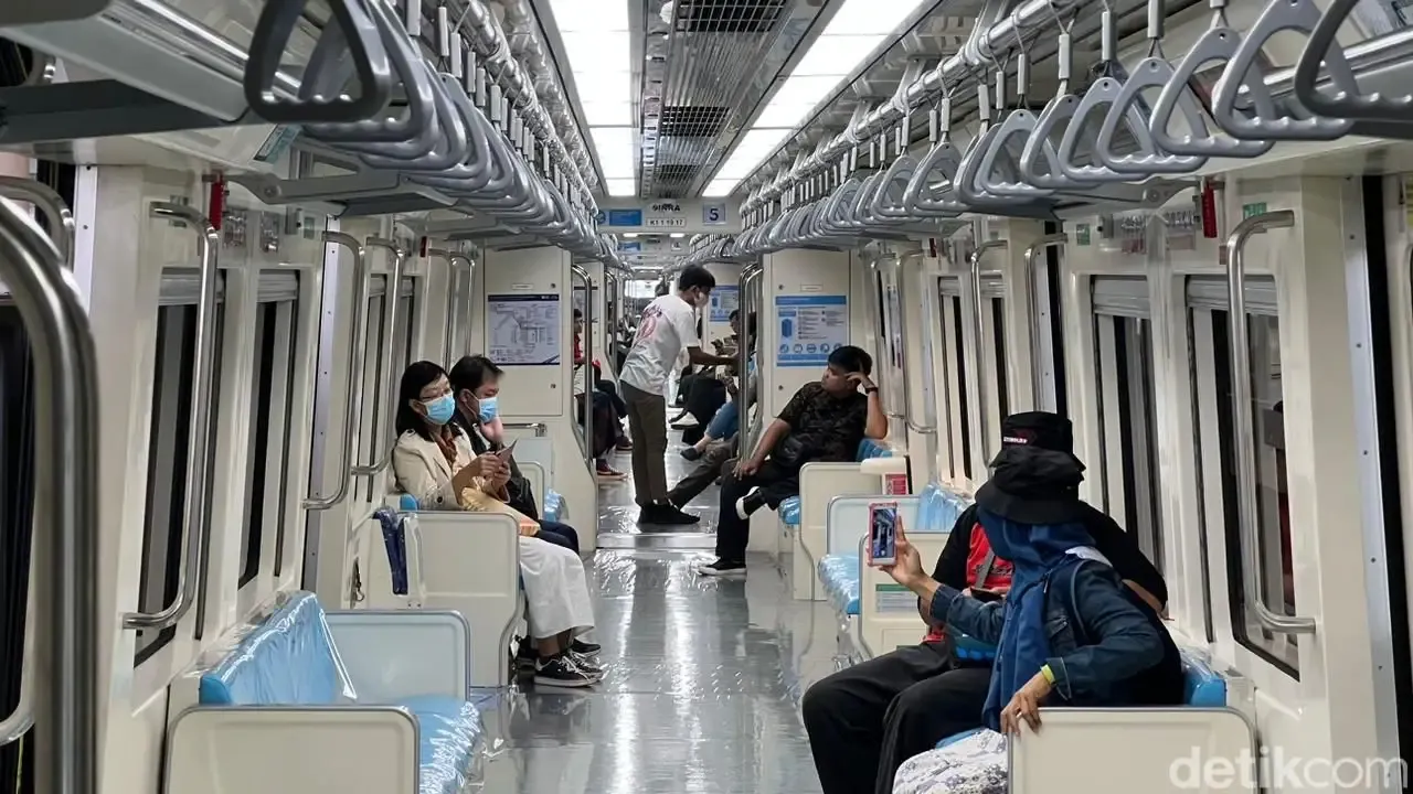 tampilan indoor lrt jakarta.webp