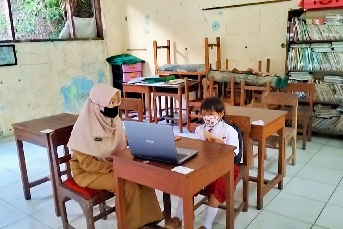 seorang guru mengajar dengan muridnya