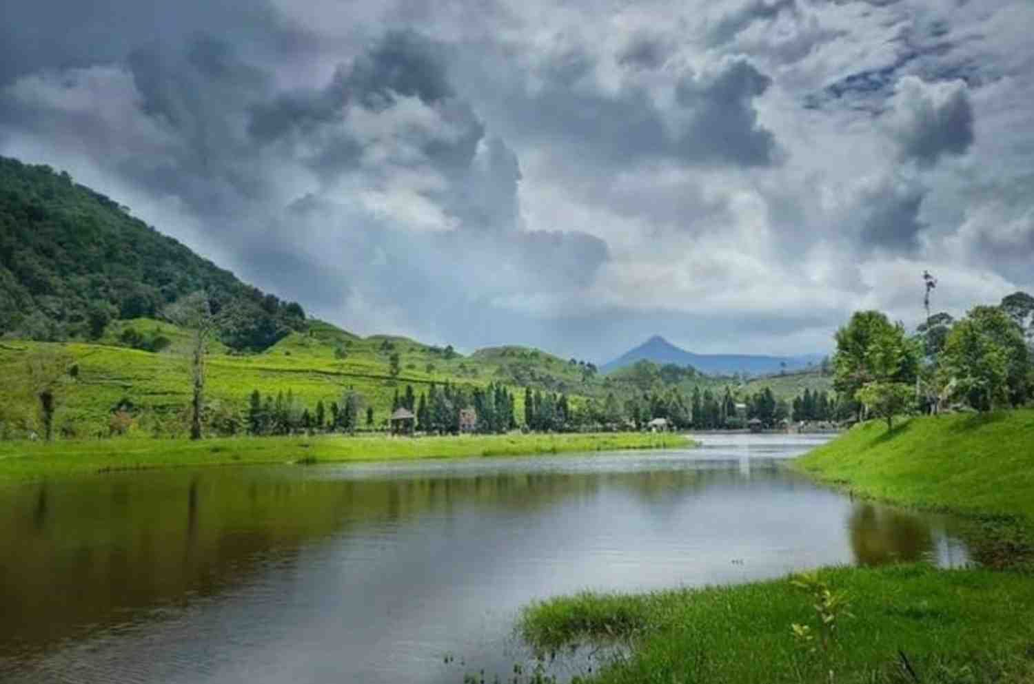 Telaga Saat Puncak I Sumber: Travel Kompas